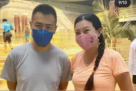 “最美郭芙”傅明宪罕露面，扎麻花辫显老态，豪门梦碎50岁仍单身图片