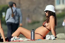 29岁超模艾米丽晒太阳，挺孕肚被赞美，网友：穿上衣服仍是少女图片