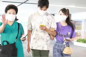 秦昊夫妇携母走机场，穿印花T恤配绿色工装裤，一旁母亲更抢眼图片