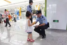 3岁女孩在商场父母走散，当广播喊出宝爸名字时，行人们笑翻了图片