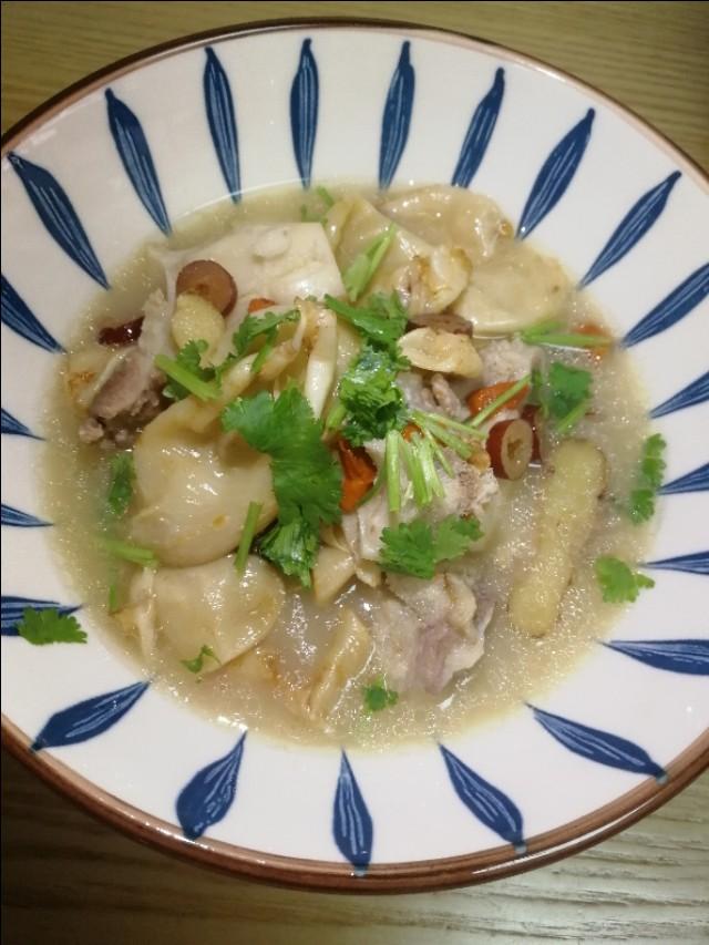 孕妇可以花胶扇骨汤吗 2026年孕妇可以吃花胶炖排骨汤吗?