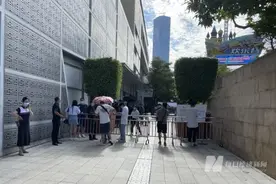 iPhone13正式发售！加价1000-2000元！黄牛“疯抢”，有人刚拿到新机就被搭讪，这两个版本却没人要？图片