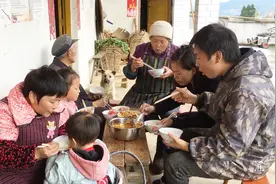 重庆小代：奶奶家简单午餐7个人吃2个菜，但一家人很幸福很开心视频封面