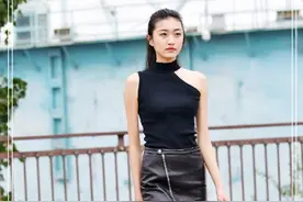 时尚街拍：这个美女一看就是做销售的，短裙搭配高马尾，美翻了图片