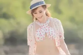 大秀好身材！56岁美魔女罗霖晒比基尼美照，皮肤白滑犹如少女一般图片