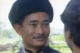 74岁老戏骨近况曝光，头顶烈日为小52岁女星打伞，女方表情引争议图片