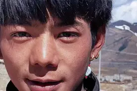 抖音藏族帅哥火3天就翻车？粉丝打赏多才能加微信，竖中指照流出图片