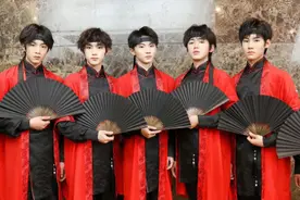 TFboys师弟团太可怜，私生饭围堵家门，上厕所都有人偷听图片