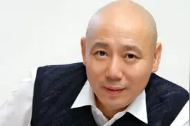 "抛妻弃子"李成儒:家住故宫旁四合院,前妻与儿子住18平米小屋28年图片