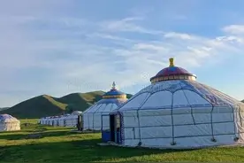 在蒙古包里住宿，若是与主人一家同住，记住不要碰铺头上的红绳子图片