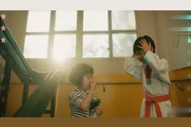 为掩饰小女孩的臭屁，小男孩竟死劲憋出屁来，两小无猜实在可爱视频封面