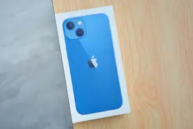 为什么iPhone13一直强调不要“裸机使用”，看摔碎的外壳就知道了图片