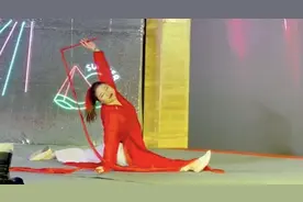 杨天真边跳舞边劈叉，动作一气呵成秀超强柔韧度，被赞灵活的胖子图片