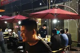 姚明现身街边大排档就餐 网友调侃：姚主席，你怎么站着吃饭呢？图片