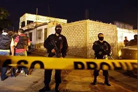 墨西哥毒贩向美国狂射子弹，嘲讽之词不堪入耳，打出国际通用手势图片