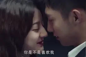 有种测量叫黄景瑜的手掌，一把搂住热巴，镜头特写腰围，真实了图片