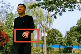 “三德子”晒近况，穿89元卫衣秀金戒指，成养鸡富豪娶模特娇妻图片