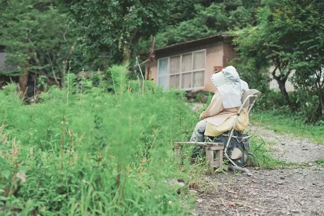 日本有个恐怖村庄,奶奶按照逝者原型做了300个人形,日夜陪自己