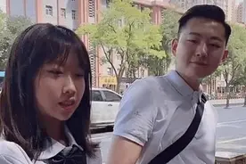 “冻龄爸爸”火了！放学接女儿被老师阻拦，老师：孩子，不要早恋图片