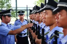 儿子考上警校全家乐开了花，心痛的是父亲曾犯过错，政审没能通过图片