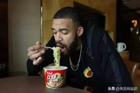 NBA中场休息时，球员会吃什么来补充体能？与CBA饮食有何不同？图片