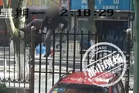 剑走偏锋：出入证被女儿拿走，7旬老人想进小区翻铁门，结果太尴尬…图片