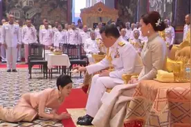 泰王大封后宫！苏提达穿香槟金华服显贵气，高傲接受诗妮娜的跪拜图片