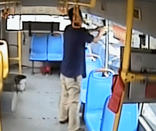 曝光他！因被劝阻心生不满，男子捶打开车中的司机16次，还砸碎车窗图片