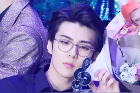 吴世勋从不用蓝牙耳机，因他不用“助听器”，26岁性格却像大爷图片