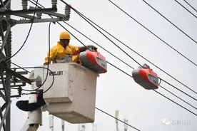福建首家！不恐高不怕电，机器人为高压线穿“绝缘衣”图片