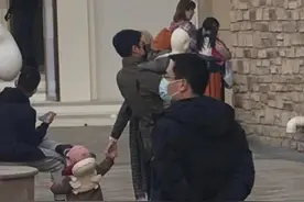 撒贝宁一家四口逛街，夫妻俩分工明确，龙凤胎女儿一条裙子一千九图片