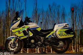 什么？？吕忍骑了还没发售的贝纳利1200GT？还是警用版？图片