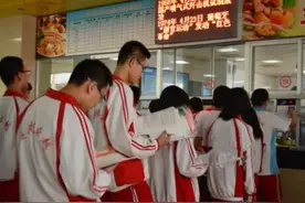 今年高考太难了：哪有横空出世的天才，都是父母在奋力托举图片