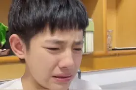 山东一弟弟做题错太多伤心大哭，姐姐拿出镜子秒止哭：帅得不哭了图片