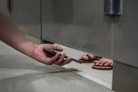 恶心！上海一男子给女同事发不雅视频，还偷拍、发朋友圈叫“老婆”…公司：开除图片