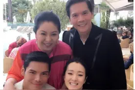 向佐与马云握手弯腰谦逊，马云的注意力在别处图片