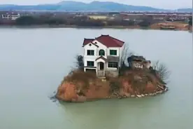 浙江安吉一个钉子户，四周被湖水环绕，成为孤岛别墅，羡煞旁人图片