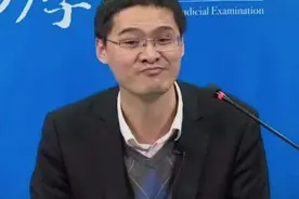 罗翔老师为啥这么受欢迎？看看他B站千万粉丝后做了啥，活该他火图片