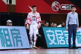 尽力了！郭艾伦赛后趴球员通道栏杆上失声痛哭，记者拍他肩膀安慰图片