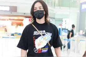 尹正造型“不修边幅”，长发T恤加破洞裤，朋克气场真有硬汉味图片