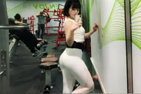 留学生嫌1万生活费少，辱骂父亲上热搜，细节被扒：父亲是高材生图片