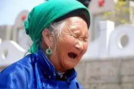 儿子前线牺牲，母亲没钱去，20年后到坟前失声痛哭：妈妈来晚了图片