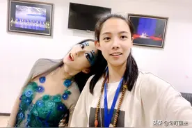 杨丽萍弟子水月和EMMA，畅游西双版纳，“国际不再恐同日”被祝福图片