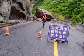 突发！塌方！周至公路管理段全力抢通国道图片