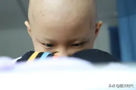 妈妈跑了爸爸傻了，女孩变得自卑如今又患癌，姑姑：我就是她妈妈图片