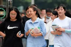 为什么研究生抢着当辅导员？看完工资表才知道，原来收入很可观图片