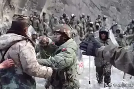 粗暴推搡我团长的黄种人面孔印度官兵是什么来头？背后很有故事图片