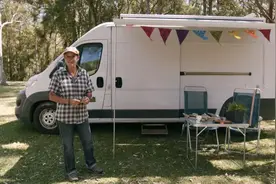 卖房流浪的64岁老太太，公开独居8㎡房车，网友慕了：这人生太酷图片