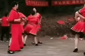 广西一群大妈坟墓前跳舞，返程出车祸2人身亡，这是不是太诡异？图片