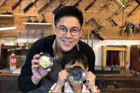 62岁朱玲玲与丈夫逛街，驻足看楼市行情，女方撒娇挽老公尽显甜蜜图片